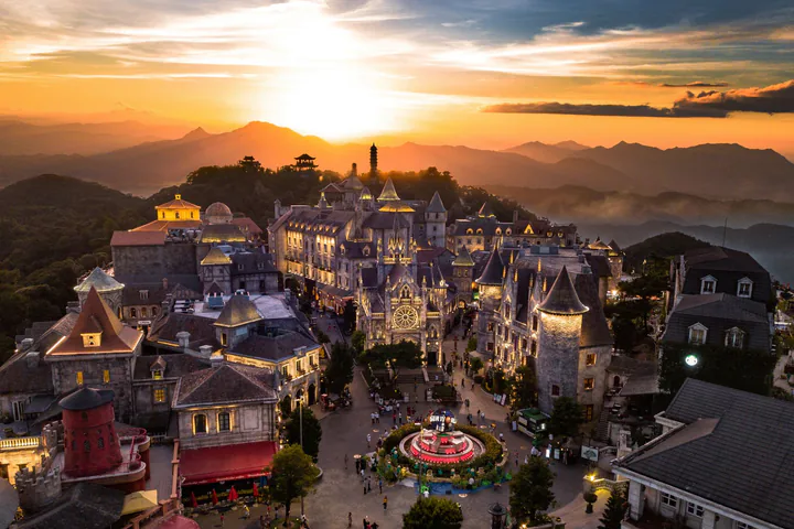 Toàn cảnh Bà Nà Hills giữa các dãy núi trong ánh sáng sớm