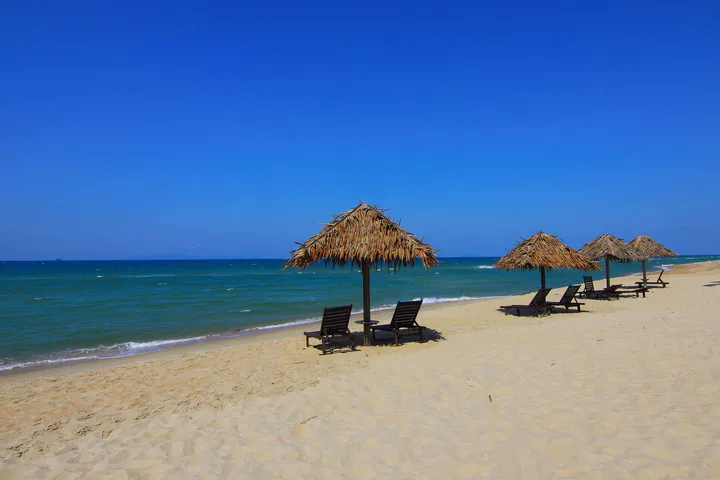 Ghế nghỉ dưới mái che bên bờ biển, hình minh họa bối cảnh Lăng Cô