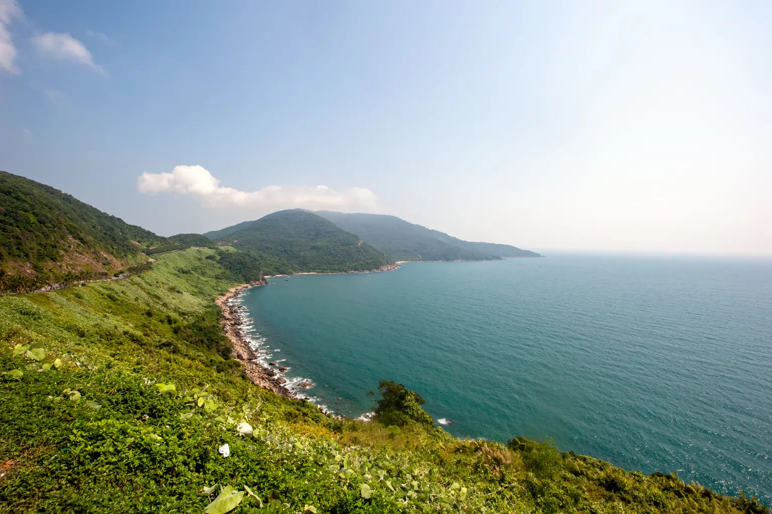 Toàn cảnh cung đường uốn lượn ôm trọn bờ biển bán đảo Sơn Trà