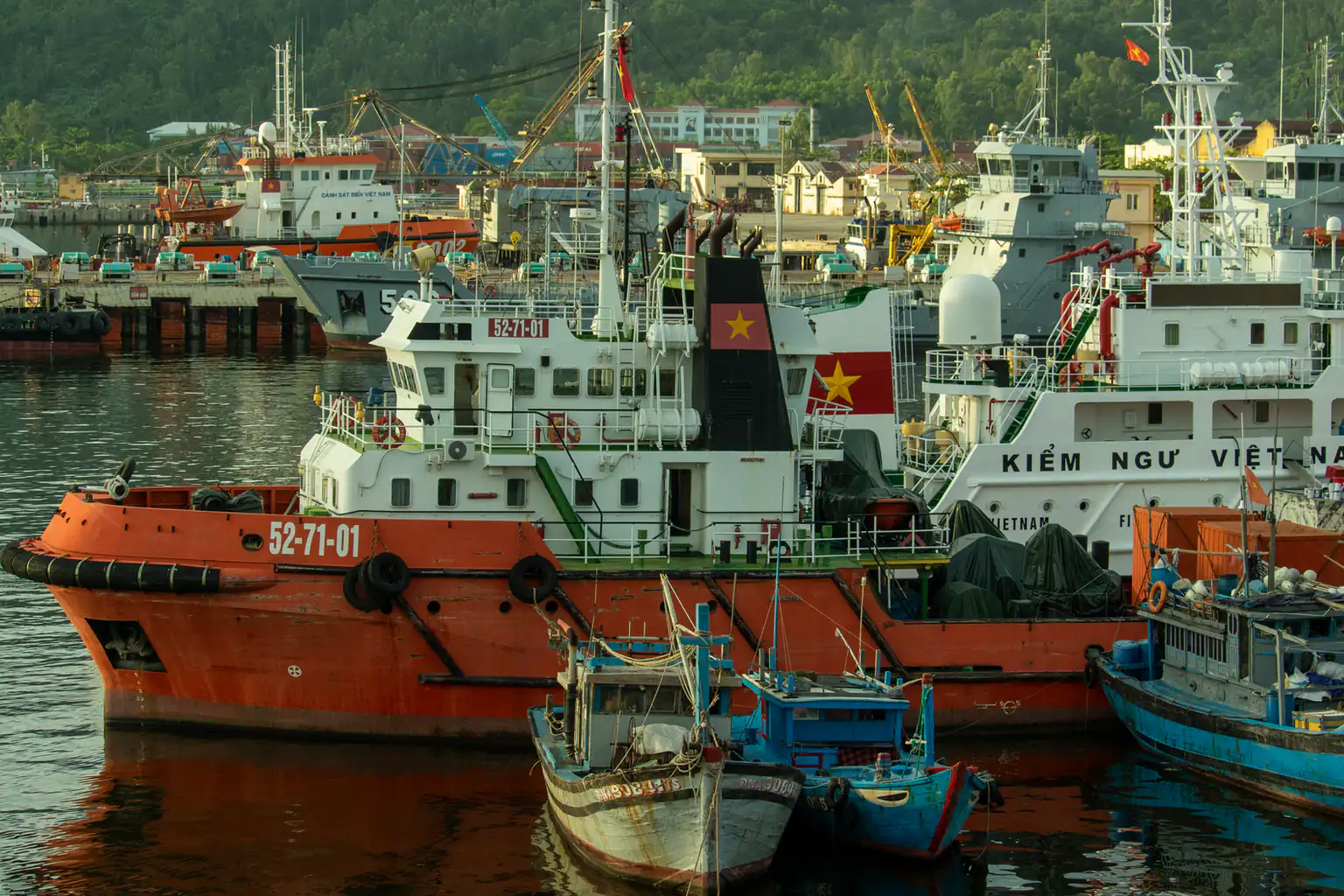 Seaport connecting island routes