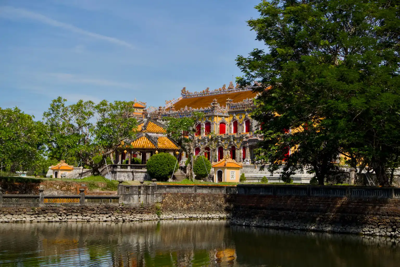 Scenic coastal drive from Da Nang to Hue via Hai Van Pass and Imperial City architecture