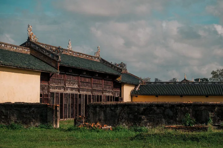 Dãy nhà gỗ và mái ngói cổ trong quần thể kiến trúc Huế
