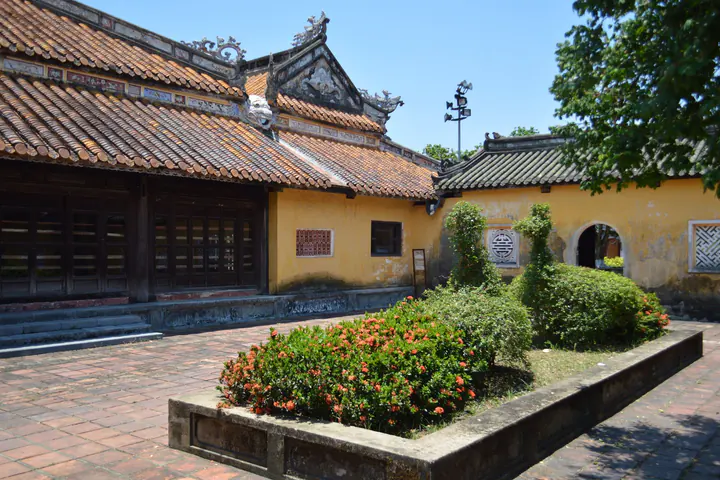 Sân vườn và kiến trúc mái ngói trong quần thể di sản Huế
