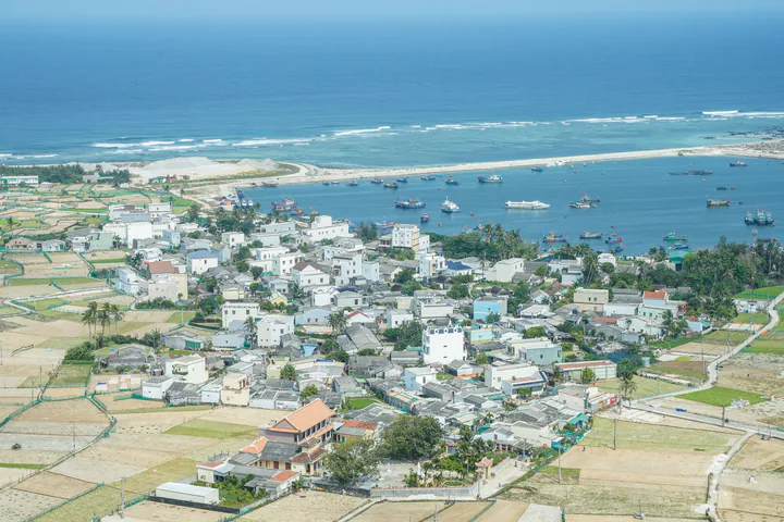 Làng ven biển và thuyền cá nhìn từ trên cao tại đảo Lý Sơn
