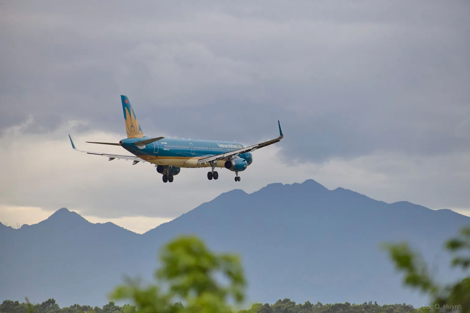 Aircraft approaching the runway to pick up passengers