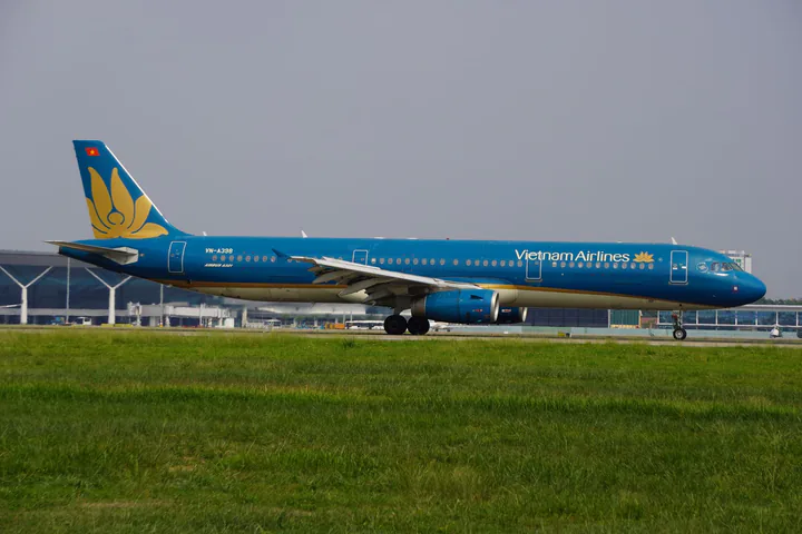 Máy bay Vietnam Airlines di chuyển trên đường băng trong ban ngày
