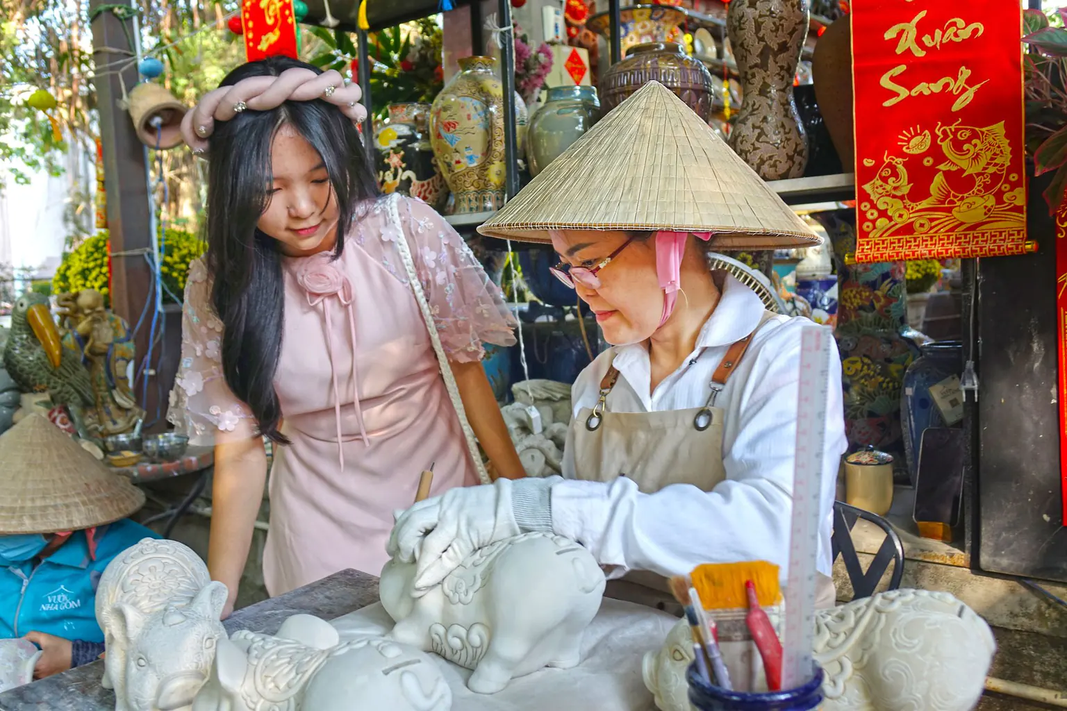 Nghệ nhân làm gốm trong xưởng
