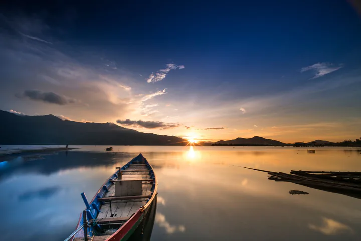 Chiếc thuyền trên đầm nước Phú Lộc trong ánh hoàng hôn